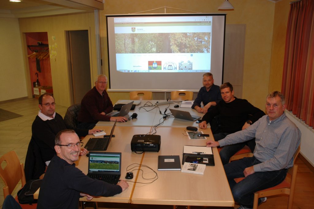 Team von Dorf.Zukunft.Digital bei Arbeit im Pfarrheim