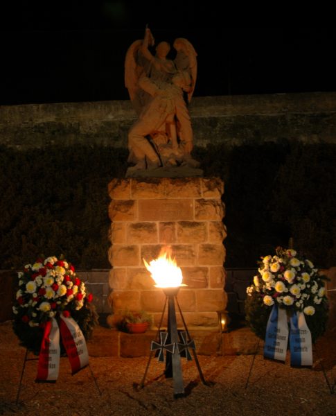 Ehrenmal mit Gedenkleuchte