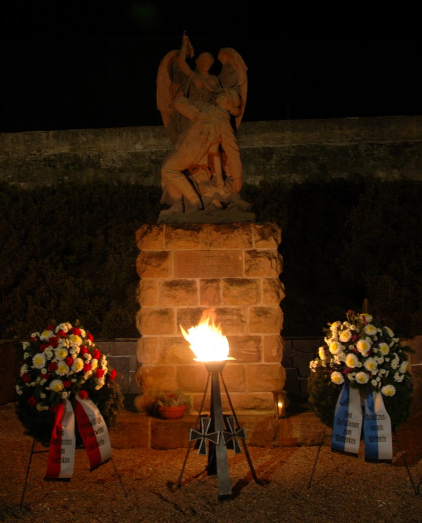 Ehrenmal mit Gedenkleuchte