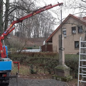 Demontage des Kreuzes am Ehrenmal