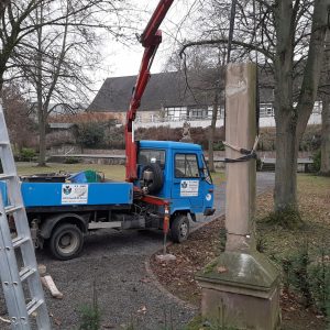 Demontage des Kreuzes am Ehrenmal