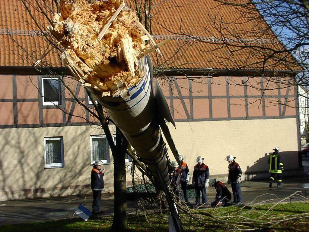 Sturm fällt Maibaum