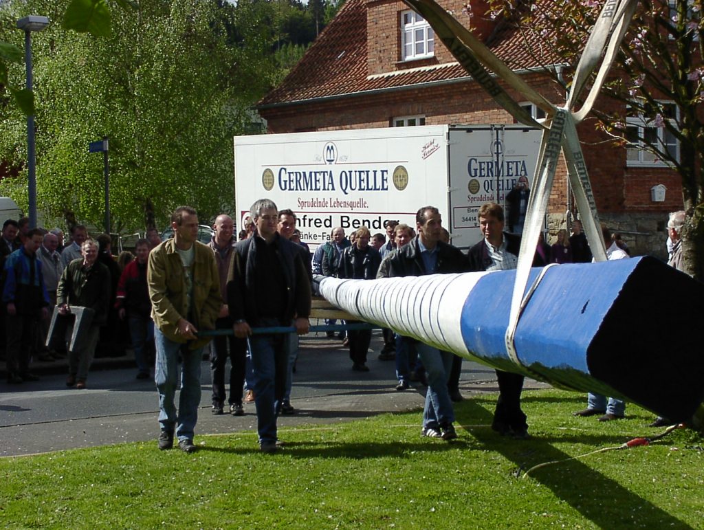 Neuer Maibaum steht