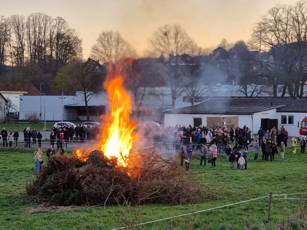Das Osterfeuer 2022 hat viele Besucher angelockt.