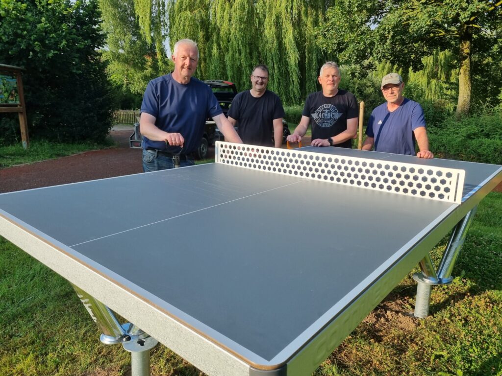 Sie haben die neue Outdoor-Tischtennisplatte im Germeter Kurpark aufgestellt (von links): Volker Schweins, Marc Engemann, Ortsvorsteher Thomas Vonde und Ralf Arend.