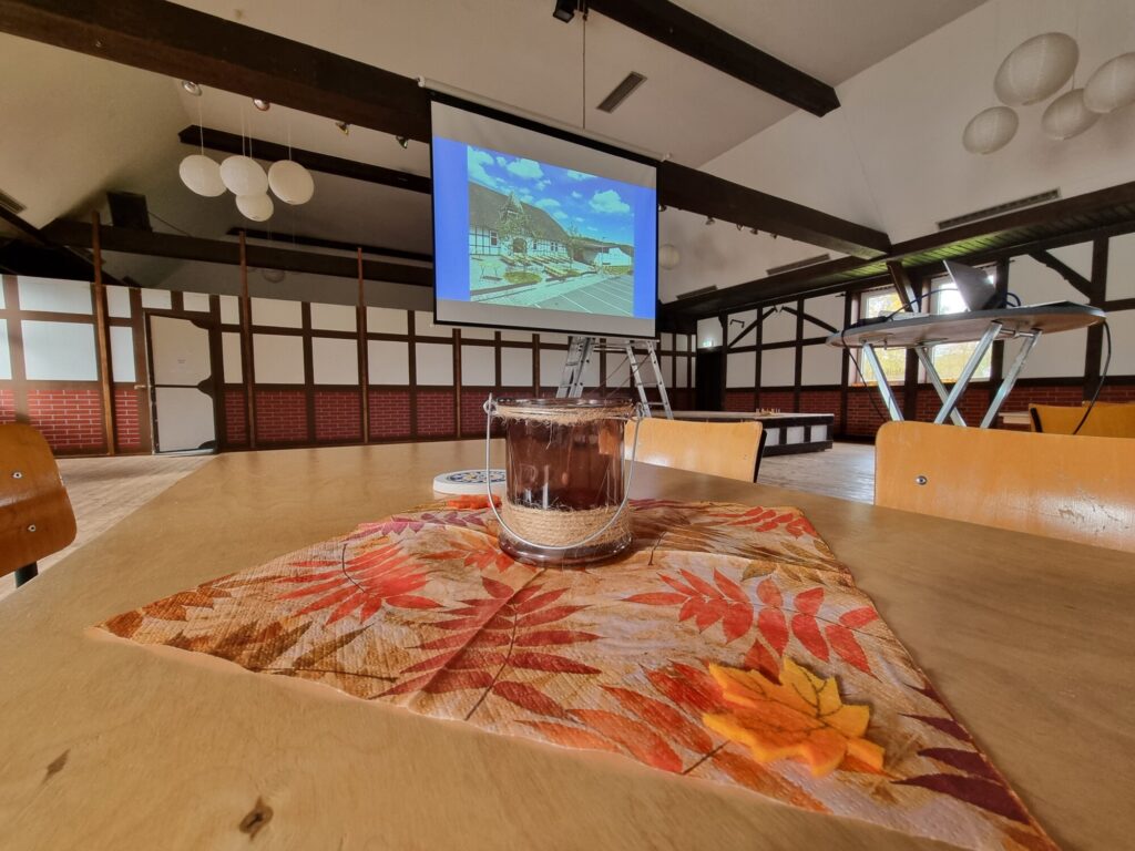 Die herbstlich geschmückte Schützenhalle in Germete.