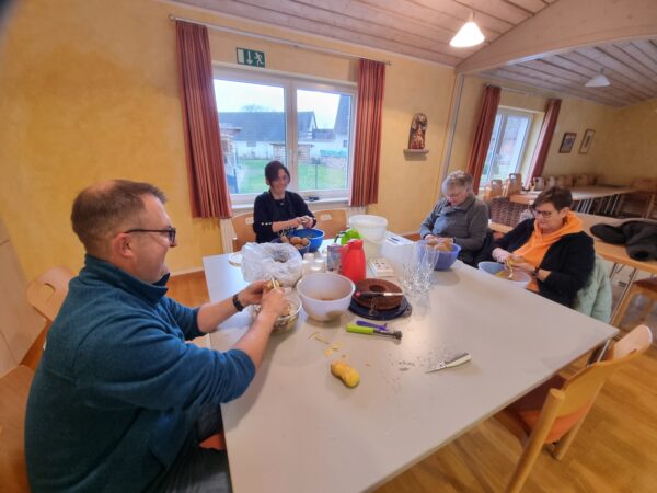 Mit Volldampf werden für die Kartoffelpuffer im Pfarrheim Kartoffen geschält